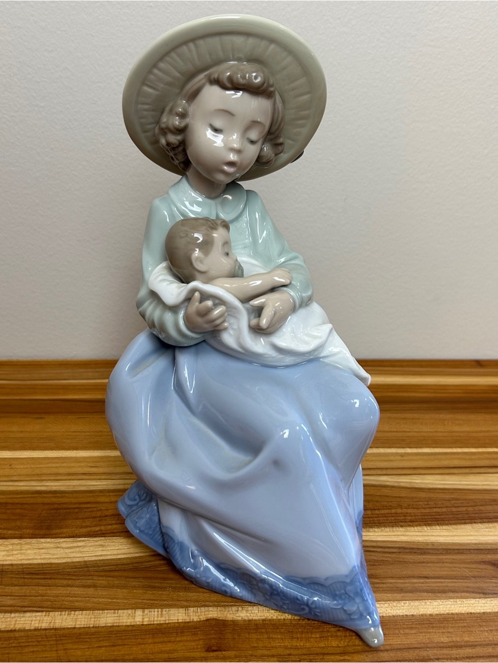 Nao By Lladro Procelain A Sisters Love Figurine